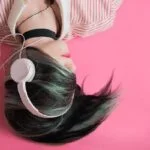 A woman with headphones has an app to listen to music without internet