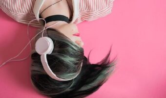 A woman with headphones has an app to listen to music without internet