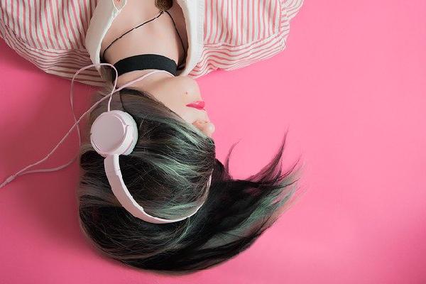 A woman with headphones has an app to listen to music without internet
